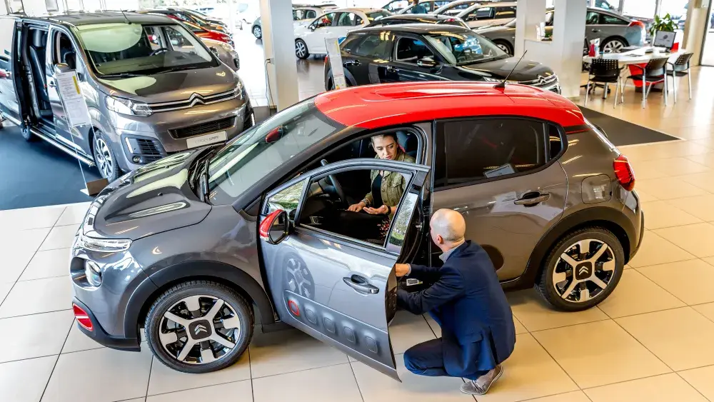 Showroom - Autobedrijf Broere Krimpen aan den IJssel - uitleg auto verkoopadviseur serviceadviseur met klant 4