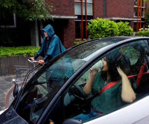 Carver in de regen